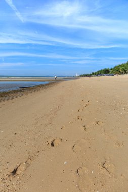 Phetchaburi, Tayland Cha-am plajda kum üzerinde adam ayak izleri