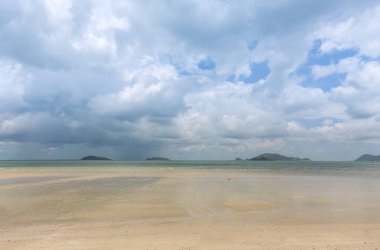 yağmur yağdığında plajın güzel görünümü 