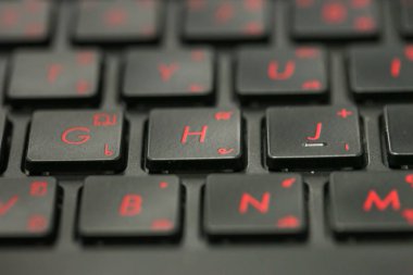 Bazı tuşları gösteren dizüstü bilgisayar klavyesine yakın