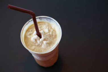 Siyah masa üzerinde buzlu kahve yüzlü