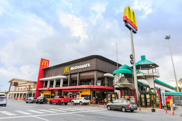 Un restaurante McDonald 's en la zona de descanso de la autopista, distrito de Bangpakong, provincia de Chachoengsao, es el restaurante más grande de esta carretera en Tailandia . —  Fotos de Stock