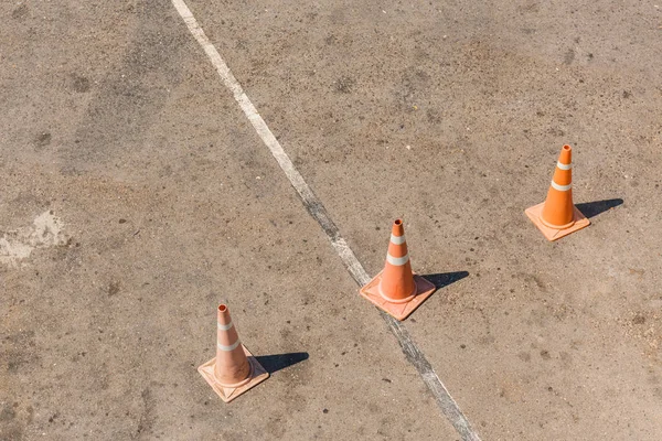 Tre coni di pericolo stradali arancioni — Foto Stock