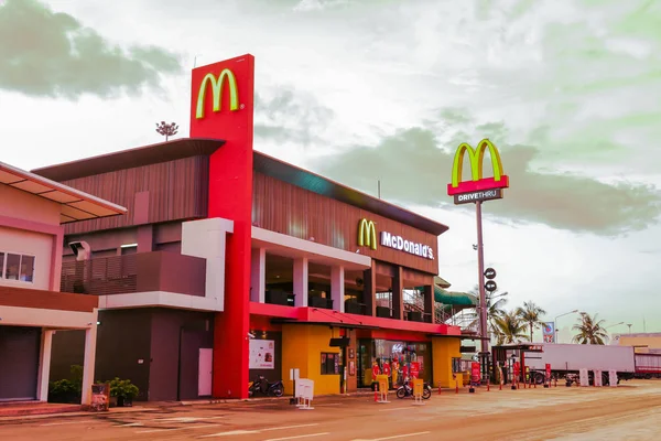 Un restaurant McDonald's dans la zone de repos de l'autoroute, province de Chachoengsao au crépuscule. C'est le plus grand restaurant sur cette route en Thaïlande . — Photo