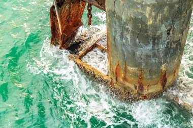 güçlü deniz dalgasına karşı harap liman