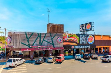 Tom N Toms Kahve ve Burger King Otoyol Dinlenme Alanı nerede Pattaya kasabaya orta yol bulunan. Biraz içki bulmak istediğinizde turist için iyi bir yerdir. Tayland.