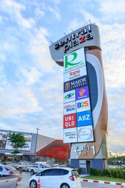 Yeni Central Plaza Alışveriş merkezi mavi gökyüzü ve bulut Central Plaza logosu , Bu Rayong Tayland en yeni Alışveriş merkezi.