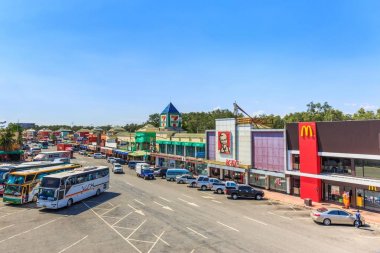 Pattaya şehrinin orta yolunun bulunduğu Otoyol Dinlenme Alanı'ndaki restoranlar. Biraz içki bulmak istediğinizde turist için iyi bir yerdir. Tayland.