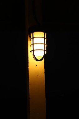 Gece lamba direğinden gelen ışık