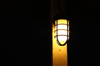 Gece lamba direğinden gelen ışık