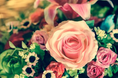 Renkli süsleme yapay çiçek