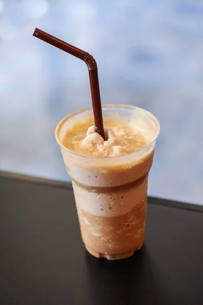 Eiskaffee-Smoothie auf schwarzem Tisch — Stockfoto