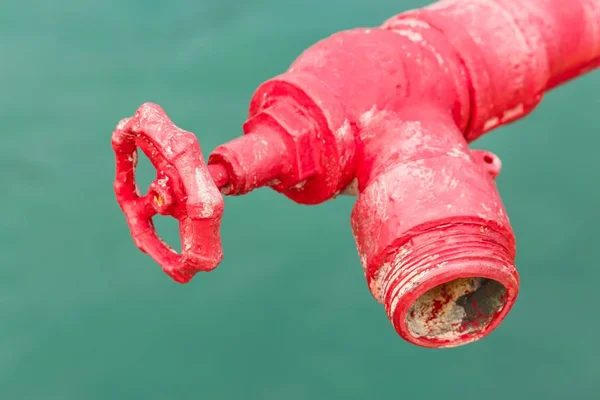 Zavřít červený hydrant v přístavu na zeleném pozadí — Stock fotografie