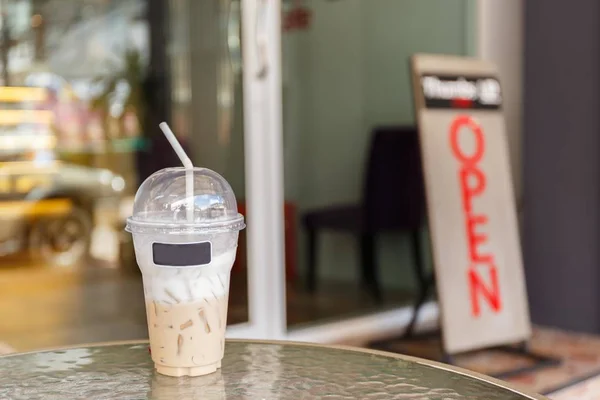 Eiskaffee und verschwommenes Wort vor Coffeeshop — Stockfoto