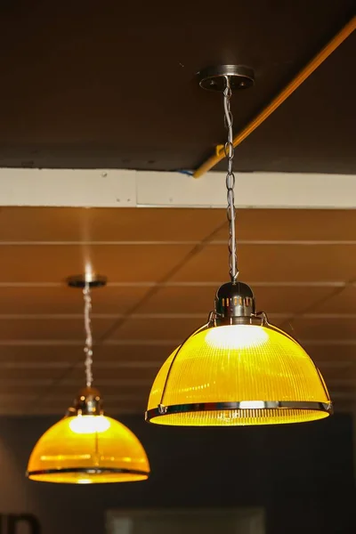 Гарна висока підлогова лампа — стокове фото