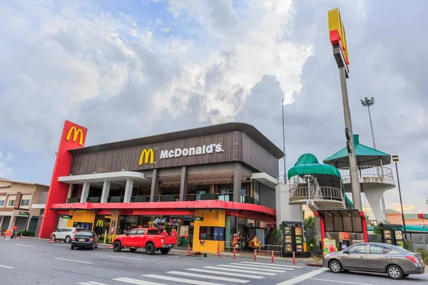 Un restaurant McDonald's à l'aire de repos de l'autoroute où il est situé à mi-chemin de la ville de Pattaya. C'est le bon endroit pour les touristes quand vous voulez trouver un peu de boire.THAÏLANDE . — Photo