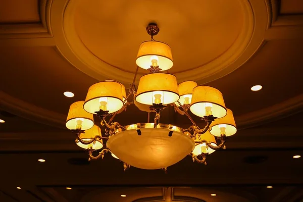Lámparas amarillas con estructura de latón en techo en salón de baile —  Fotos de Stock