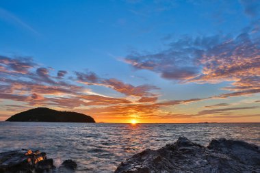 Deniz ve Altın gökyüzü üzerinde güzel gün batımı