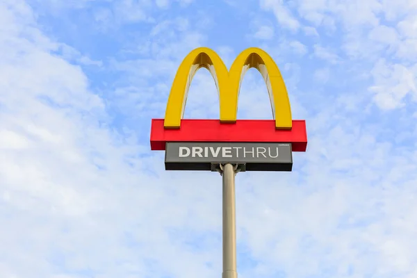 Logotipo de McDonalds en el fondo del cielo azul en el restaurante McDonald 's en la zona de descanso de la autopista, distrito de Bangpakong, provincia de Chachoengsao, Es el restaurante más grande en esta carretera en Tailandia . —  Fotos de Stock