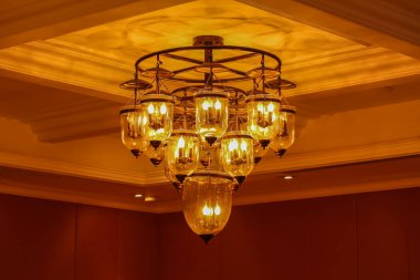 Balo salonunda tavanda cam yapılı sarı lambalar