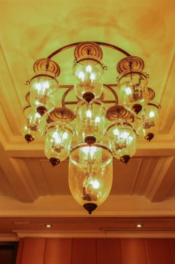 Balo salonunda tavanda cam yapılı sarı lambalar