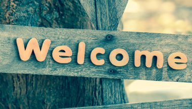 Yıpranmış antik adak doğal arka plan üzerinde Rustik ahşap karşılama işareti