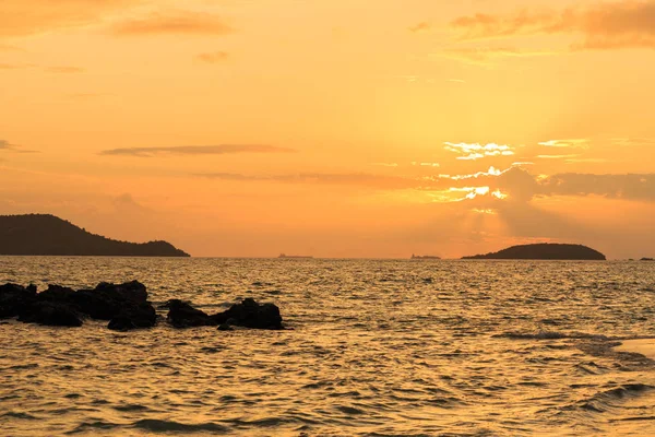 Schöner Sonnenuntergang Über Dem Meer Und Goldenem Himmel — Stockfoto