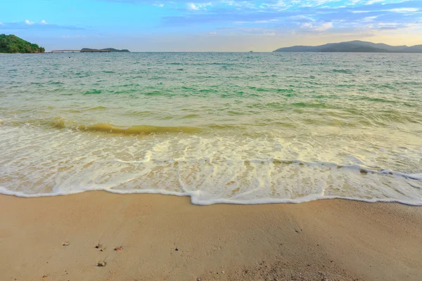 Spiaggia e mare tropicale in Thailandia — Foto Stock