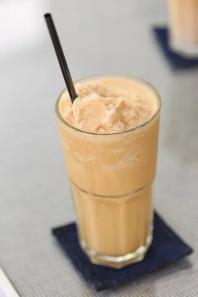 Eiskaffee-Smoothie auf dem Tisch — Stockfoto