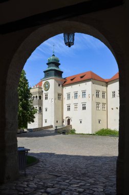 Pieskowa Skaa Kraliyet Kalesi Polonya Suloszowa köyünün giriş kapısından görülüyor..