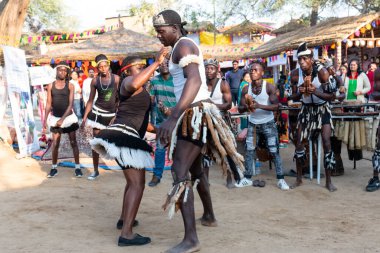FARIDABAD, HARYANA / INDIA - FEBRUARY 2020: Bir grup Afrikalı sanatçı Surajkund Craft Fair 'de grup halinde Afrikalı kabilelerin halk dansını icra ediyorlar
