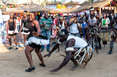 FARIDABAD, HARYANA / INDIA - FEBRUARY 2020: Bir grup Afrikalı sanatçı Surajkund Craft Fair 'de grup halinde Afrikalı kabilelerin halk dansını icra ediyorlar