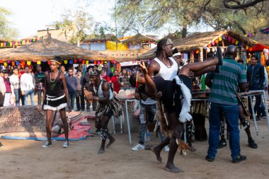 FARIDABAD, HARYANA / INDIA - FEBRUARY 2020: Bir grup Afrikalı sanatçı Surajkund Craft Fair 'de grup halinde Afrikalı kabilelerin halk dansını icra ediyorlar