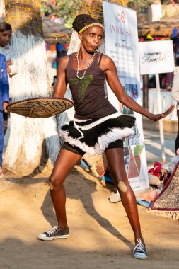 FARIDABAD, HARYANA / INDIA - FEBRUARY 2020: Bir grup Afrikalı sanatçı Surajkund Craft Fair 'de grup halinde Afrikalı kabilelerin halk dansını icra ediyorlar