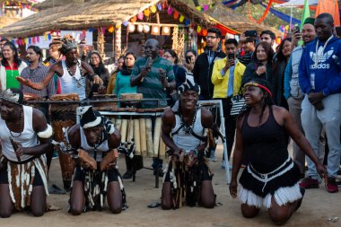 FARIDABAD, HARYANA / INDIA - FEBRUARY 2020: Bir grup Afrikalı sanatçı Surajkund Craft Fair 'de grup halinde Afrikalı kabilelerin halk dansını icra ediyorlar