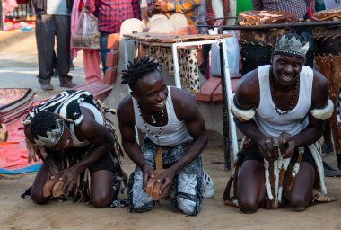 FARIDABAD, HARYANA / INDIA - FEBRUARY 2020: Bir grup Afrikalı sanatçı Surajkund Craft Fair 'de grup halinde Afrikalı kabilelerin halk dansını icra ediyorlar