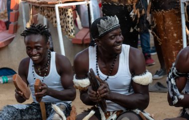 FARIDABAD, HARYANA / INDIA - FEBRUARY 2020: Bir grup Afrikalı sanatçı Surajkund Craft Fair 'de grup halinde Afrikalı kabilelerin halk dansını icra ediyorlar