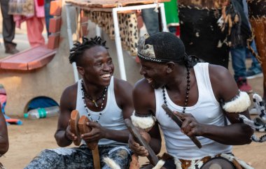 FARIDABAD, HARYANA / INDIA - FEBRUARY 2020: Bir grup Afrikalı sanatçı Surajkund Craft Fair 'de grup halinde Afrikalı kabilelerin halk dansını icra ediyorlar