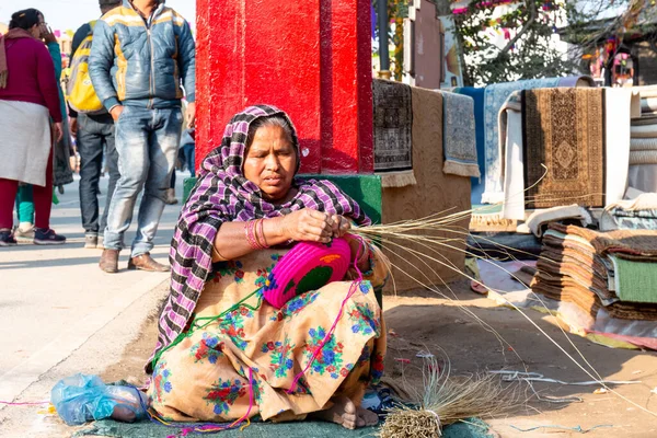 Portret Van Een Prachtige Indiase Vrouw Met Traditionele Indiase Kleding — Stockfoto