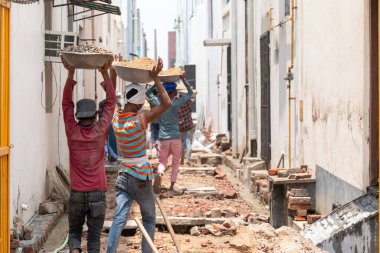 GHAZIABAD, UTTAR PRADESH / INDIA - Haziran 2020: Virüs ve Toz 'u önlemek için yüzünde tıbbi maske olan genç Hintli erkek işçi