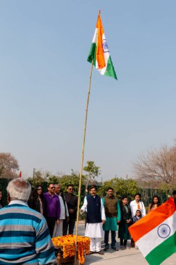 NOIDA, UTTAR PRADESH / INDIA - HAZİRAN 2020: Hindistan Cumhuriyet Günü Hindistan bayrağını gösteren insanlar