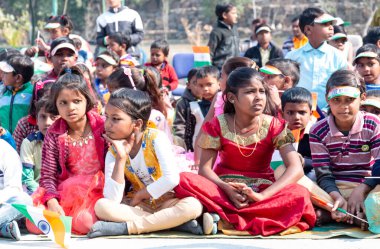 NOIDA, UTTAR PRADESH / INDIA - HAZİRAN 2020: Hindistan Cumhuriyeti Günü etkinliğini elinde bayraklarla kutlayan varoş / köy bölgesinden genç Hintli öğrenciler