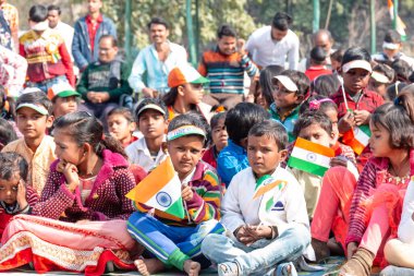 NOIDA, UTTAR PRADESH / INDIA - HAZİRAN 2020: Hindistan Cumhuriyeti Günü etkinliğini elinde bayraklarla kutlayan varoş / köy bölgesinden genç Hintli öğrenciler