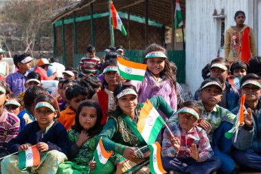 NOIDA, UTTAR PRADESH / INDIA - HAZİRAN 2020: Hindistan Cumhuriyeti Günü etkinliğini elinde bayraklarla kutlayan varoş / köy bölgesinden genç Hintli öğrenciler