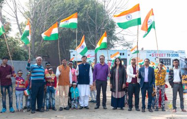 NOIDA, UTTAR PRADESH / INDIA - HAZİRAN 2020: Hindistan Cumhuriyeti Günü etkinliğini elinde bayraklarla kutlayan varoş / köy bölgesinden genç Hintli öğrenciler