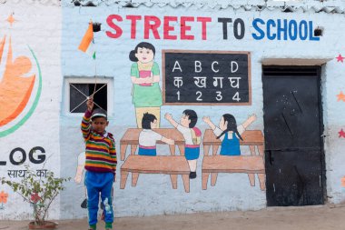 NOIDA, UTTAR PRADESH / INDIA - HAZİRAN 2020: Hindistan Cumhuriyeti Günü etkinliğini elinde bayraklarla kutlayan varoş / köy bölgesinden genç Hintli öğrenciler