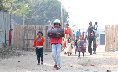 NOIDA, UTTAR PRADESH / INDIA - HAZİRAN 2020: Hindistan Cumhuriyeti Günü etkinliğini elinde bayraklarla kutlayan varoş / köy bölgesinden genç Hintli öğrenciler