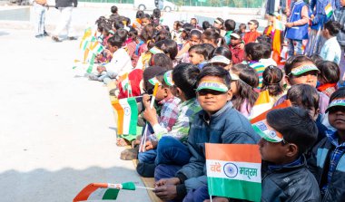 NOIDA, UTTAR PRADESH / INDIA - HAZİRAN 2020: Hindistan Cumhuriyeti Günü etkinliğini elinde bayraklarla kutlayan varoş / köy bölgesinden genç Hintli öğrenciler