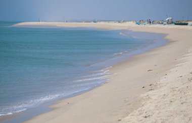 Deniz plajı ve mavi gökyüzü