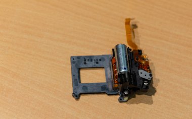 Tahta masadaki Dijital SLR kameranın kepengi