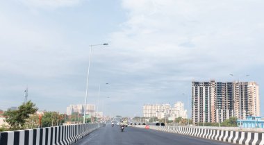 Hint Yolu Karayolları, Yeni geliştirilen Delhi-Meerut Ekspres Yolu Sabahın erken saatlerinde mavi gökyüzünde bulutlar ile manzara